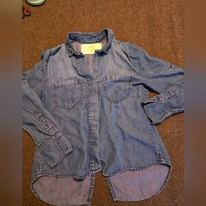 Bella Dahl Splitback Button Down Blouse In Denim Look Purple Size Small